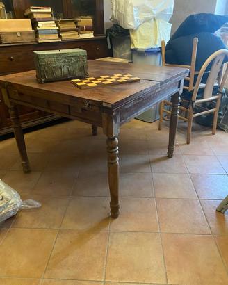 Tavolo in legno massello allungabile con sedie
