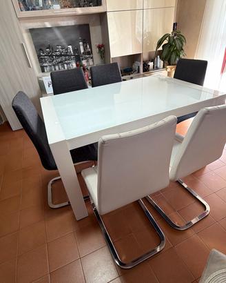 cucina componibile,  tavolo e sedie
