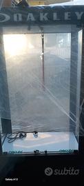 Espositore del marchio oakley