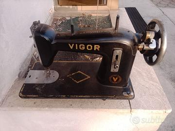 Macchina per cucire Singer del 1948 più un'altra v