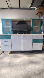 Cucina con gas e cappa 