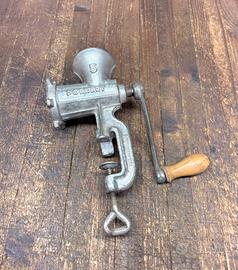 Vecchio tritacarne da banco