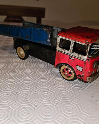 Vecchio camion giocattolo vintage anni 40