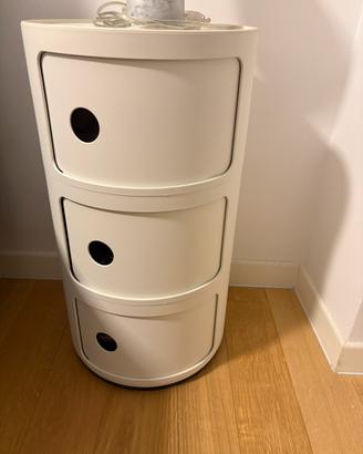 Due comodini kartell bianchi