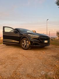 Mustang mach e con accessori