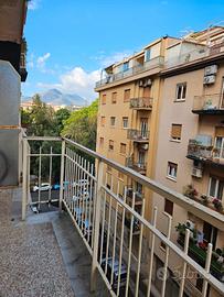 Stanza singola arredata