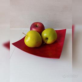 Piatto rosso decorativo