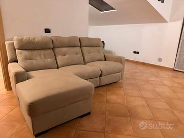Divano angolare con penisola e recliner elettrico