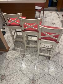 3 sgabelli alti bianchi con cuscini