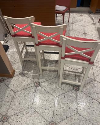 3 sgabelli alti bianchi con cuscini