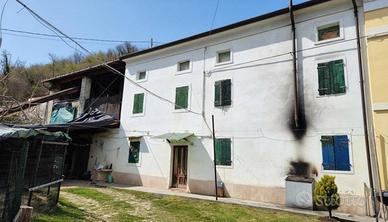 Rustico / Casale di 278 m² a Cazzano di Tramigna