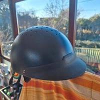 caschetto e parastinchi equitazione