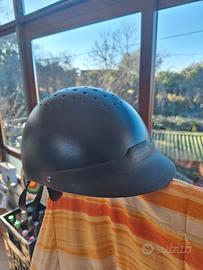 caschetto e parastinchi equitazione