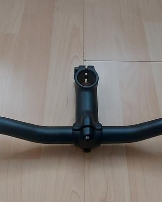 Manubrio per mountain bike con attacco