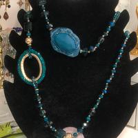 Collana lunga con pietre e cristalli in turchese