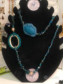 Collana lunga con pietre e cristalli in turchese