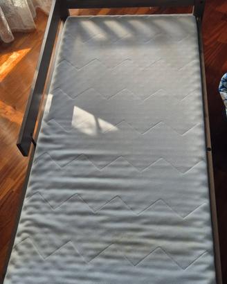 lettino Ikea per  ragazzi in legno con materasso