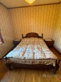 Letto matrimoniale e 2 comodini