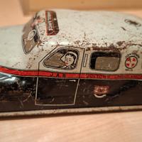 Ambulanza in latta anni 1950