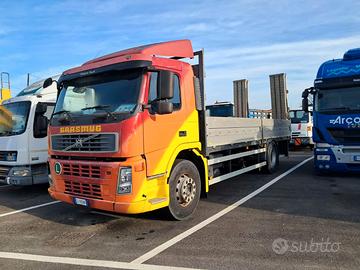 B396-Motrice Volvo FM 300 cassone fisso con rampe