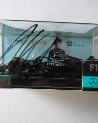 modellino Mercedes F1 con autografo