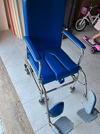Sedia a rotelle con wc