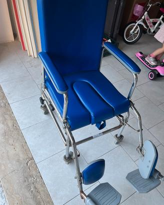 Sedia a rotelle con wc