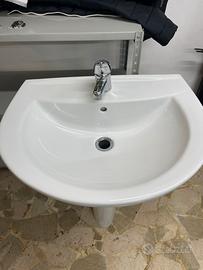 Lavandino con rubinetto