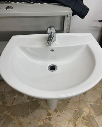 Lavandino con rubinetto