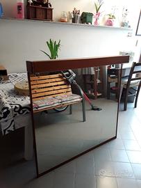 specchio grande con luce e cornice in legno