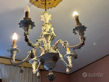 Lampadario in ceramica con decorazioni 