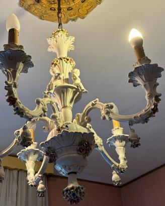 Lampadario in ceramica con decorazioni 
