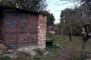 Terreno pianeggiante con ruderi