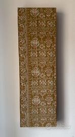 quadro con del tessitura ricamata con pannello