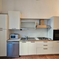 Cucina con elettrodomestici