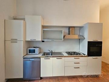 Cucina con elettrodomestici