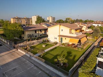 VILLA A SCHIERA D'ANGOLO A VILLAFRANCA DI VERONA
