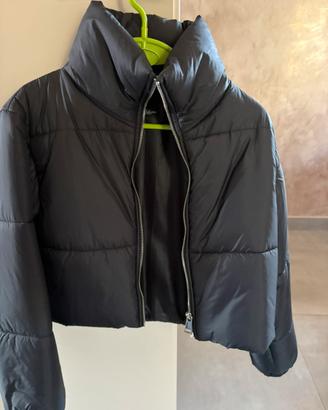 Piumino corto con collo alto