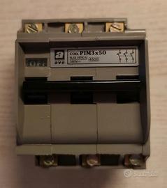 Interruttore magnetotermico tripolare vintage.