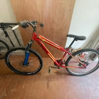 bici con una ruota bucata