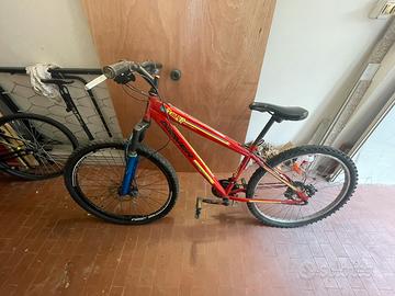 bici con una ruota bucata