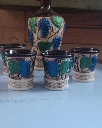 bottiglia con 4 bicchieri 
