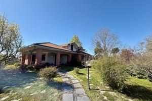 Villa di 883 m² con 5 locali e box auto doppio a C