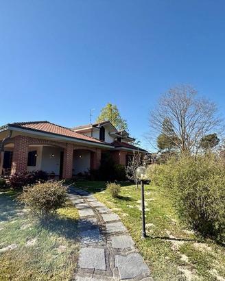 Villa di 883 m² con 5 locali e box auto doppio a C