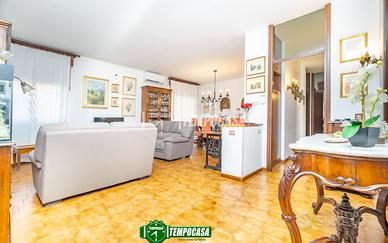 AMPIO 4 LOCALI SU UNICO LIVELLO CON BOX E CANTINA!