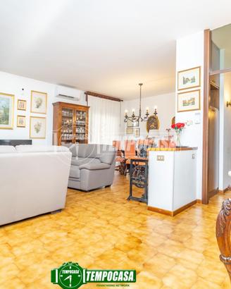 AMPIO 4 LOCALI SU UNICO LIVELLO CON BOX E CANTINA!