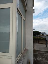 veranda in alluminio con vetri bianco latte