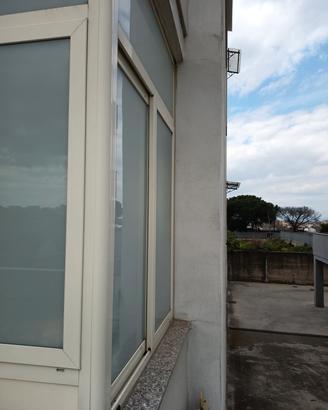 veranda in alluminio con vetri bianco latte