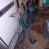 bici da corsa blu