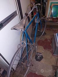 bici da corsa blu